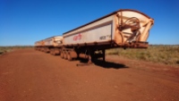 Remorques de road-trains sur une aire de repos, Pilbara, WA